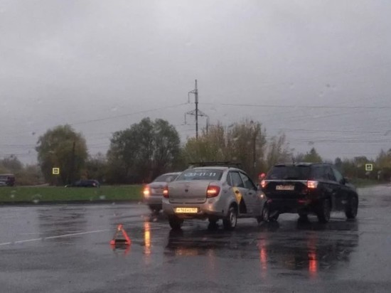 ДТП с участием такси произошло в Пскове на дальнем Запсковье