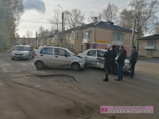 Два автомобиля столкнулись в центре города в Тверской области