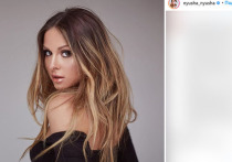 Певица Нюша (настоящее имя – Анна Шурочкина) похвасталась в Instagram горячим снимком в голубом купальнике, накрасив веки тенями такого же оттенка
