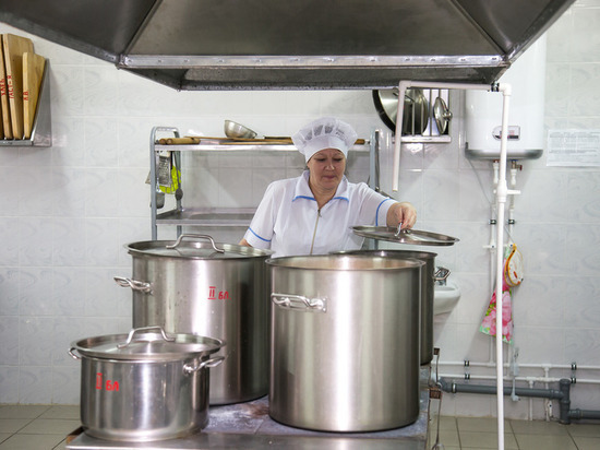 В казанских школах к бесплатному питанию добавили платный суп