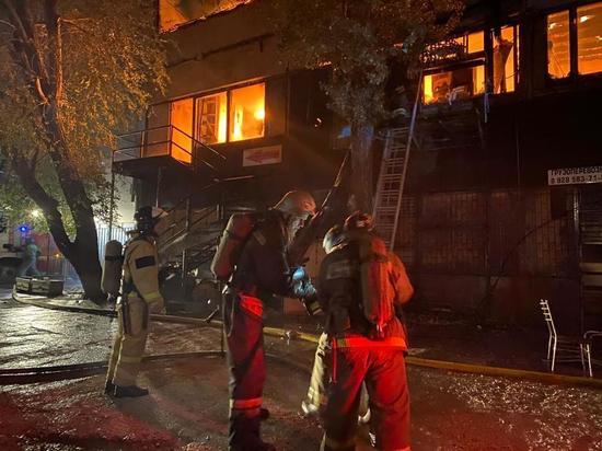 В Махачкале вспыхнул пожар на мебельном цехе