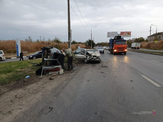 Водитель BMW и пассажирка ВАЗа пострадали в ДТП в Волгограде