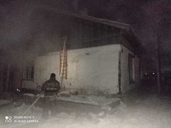 Огнеборцы спасли мужчину на пожаре в селе Хонуу Момского района Якутии