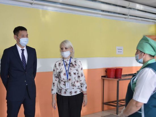 Министр образования Якутии проверил организацию горячего питания в школах