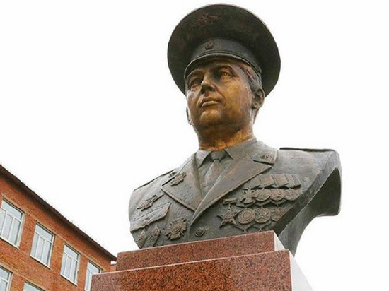 Памятник герою Кузбасса Игорю Якунину возвели в столице региона
