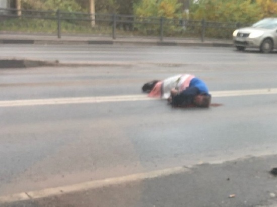 В Твери опубликовано видео падения мужчины на автомобиль с моста