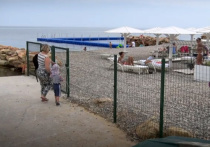 Крымские гостиницы и санатории начали борьбу против местных жителей, желающих позагорать и искупаться в море на пляжах полуострова