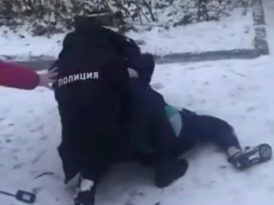 Полиция объяснила "избиение" россиянина без маски на глазах у ребенка