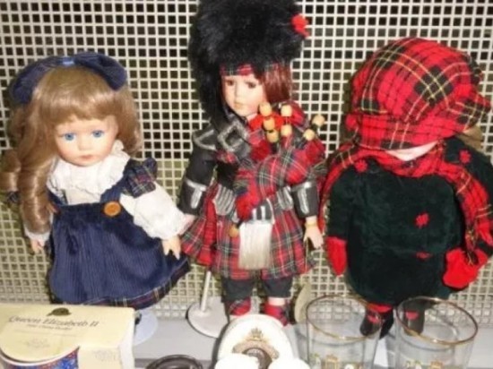 Старинную посуду и куклы пытались незаконно ввезти в Псковскую область