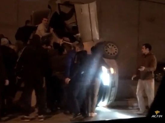 В Новосибирске автомобиль «взлетел» на отбойник и застрял
