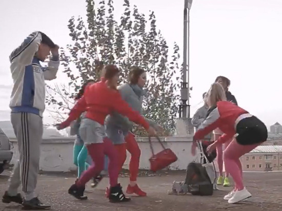 Танцоры из Улан-Удэ станцевали на улицах города в стиле 90-х