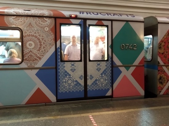 Узоры Кадомского вениза украсили один из поездов метро в Москве