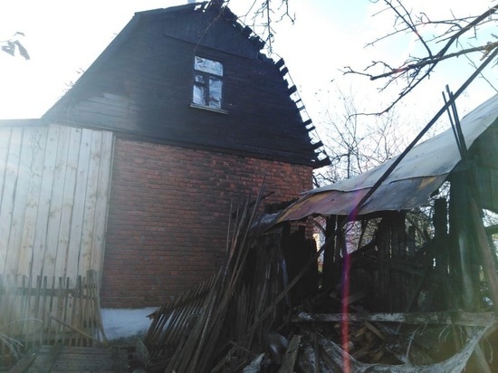 В Гагаринском районе пожарные отстояли дом у огня