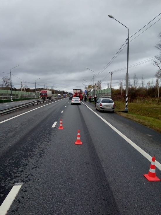 В Тверской области водитель фуры не заметил легковой автомобиль и спровоцировал аварию