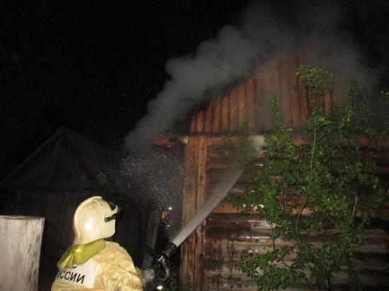 В Ивановской области загоревшуюся ночью баню тушили 16 человек