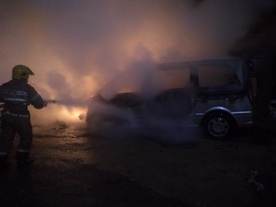 В Калуге сгорел микроавтобус