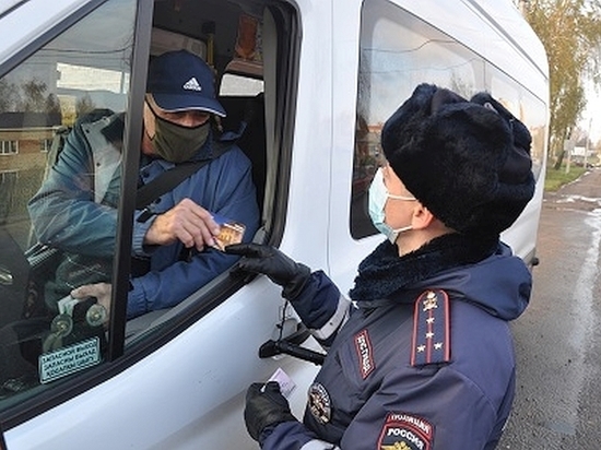 В Печерске полицейские останавливали авто для вручения подарков