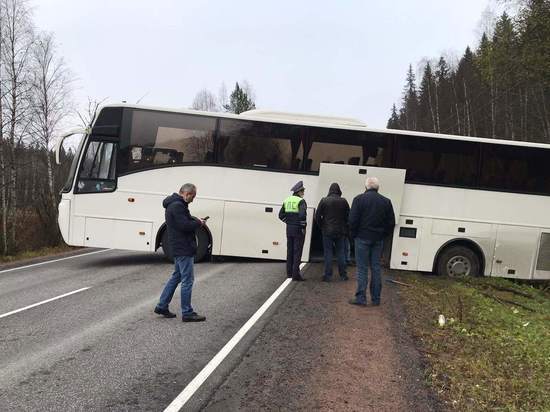 Туристический автобус из Петербурга перегородил федеральную трассу в Карелии