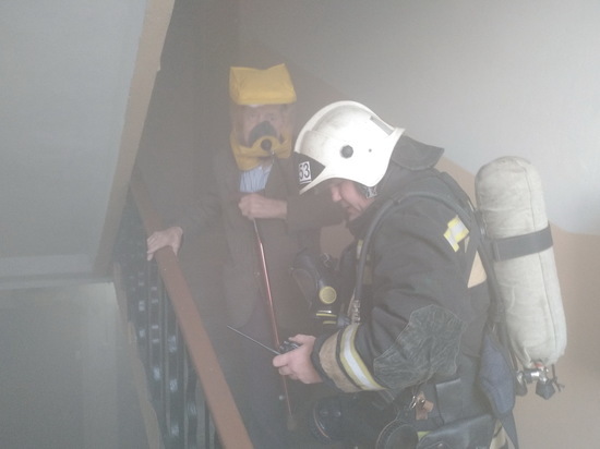 Сотрудники МЧС России эвакуировали 21 человека на пожаре в городе Владимире