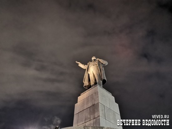 В Екатеринбурге в честь Октябрьской революции подсветили Ленина