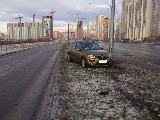 В Челябинске пенсионерка на автомобиле врезалась в электроопору