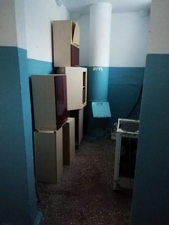 Жители Надыма устроили свалку из кухонных шкафов прямо в подъезде