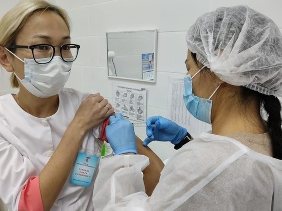 В Калмыкии началась вакцинация медиков от ковида