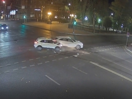На перекрестке в центре Волгограда автоледи на «Ягуаре» ударила «Хендэ»