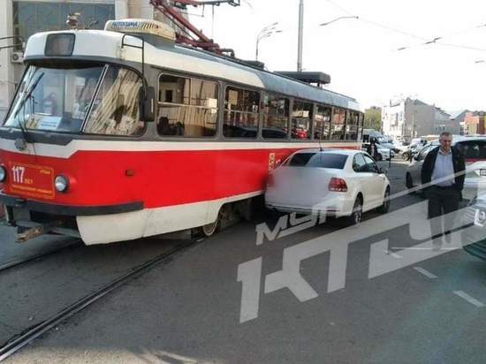 В Краснодаре движение электротранспорта парализовало из-за столкновения трамвая с авто