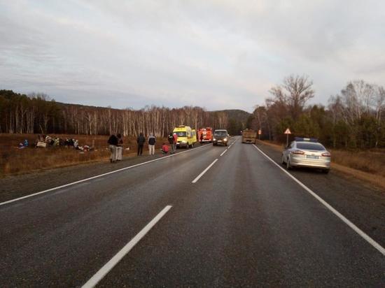 На трассе в Красноярском крае микроавтобус вылетел в кювет: пострадали 8 человек