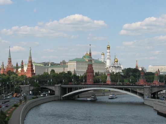Участок Москвы-реки затянуло нефтяной пленкой