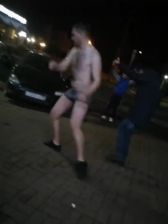 В Ярославле горожане устроили «голые танцы» на парковке