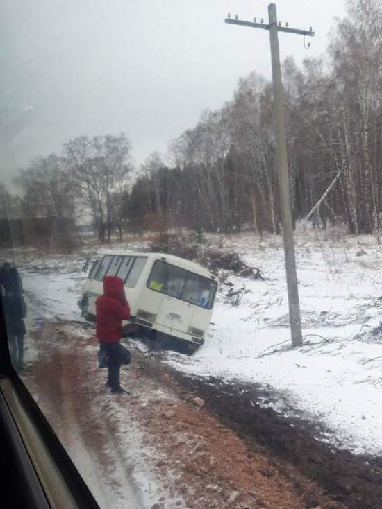 ДТП под Челябинском: микроавтобус с пассажирами улетел в кювет
