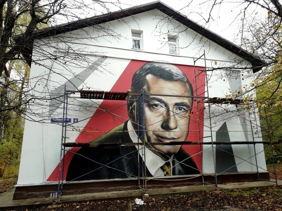 Портрет Анатолия Папанова появился на одном из домов в Смоленске