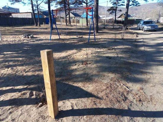 Вандалы вырвали основание забора на детской площадке в Чите