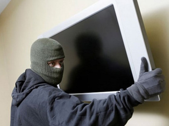 Забайкалец украл у родственницы телевизор, но разбил его по дороге домой