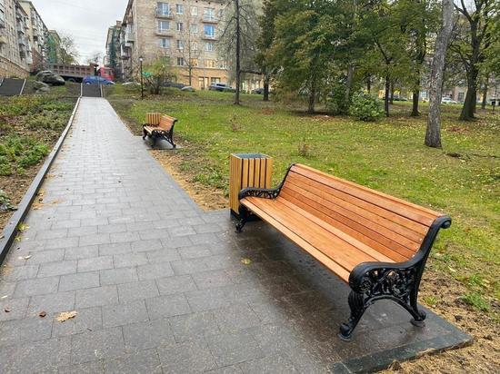 Деревянные скамейки и урны установили у лестничного спуска в Петрозаводске