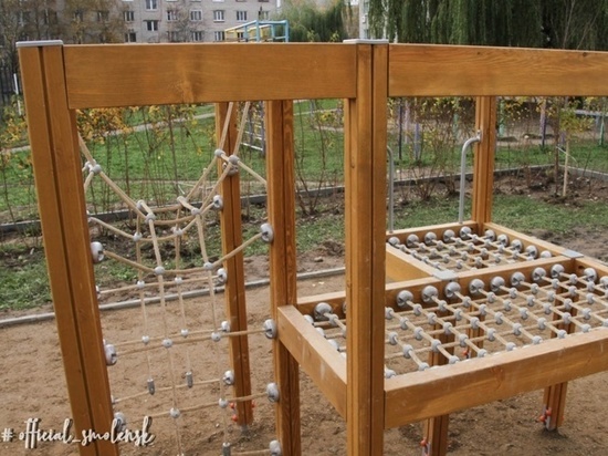 В Смоленске появилась новая современная детская площадка