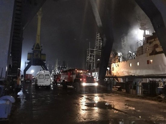 В Мурманске, у причала на судоверфи, загорелось рыболовецкое судно
