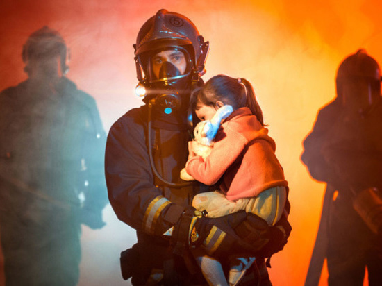 Пожарные спасли ребенка из горящей квартиры в Краснокаменске
