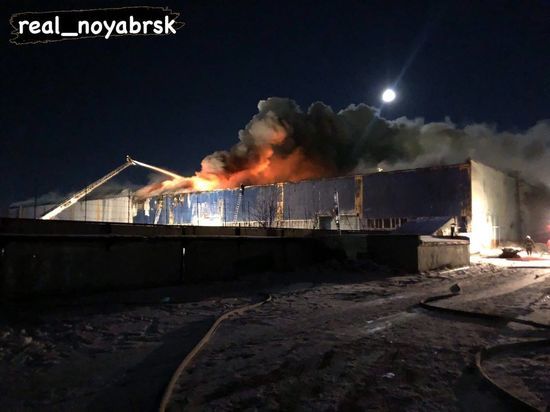 Спасатели потушили крупный пожар на промзоне Ноябрьска