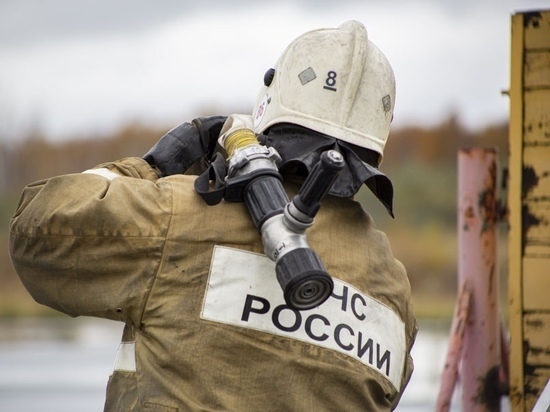 В новосибирском общежитии загорелась сауна: тушить приехали более 10 пожарных машин