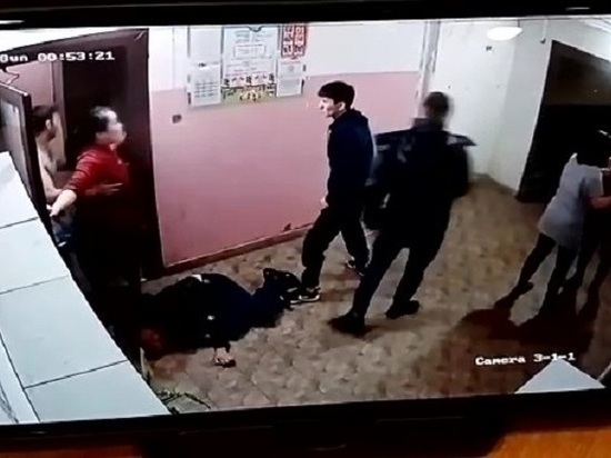 В сети появилось видео с места избиения полицейских в Нерюнгри