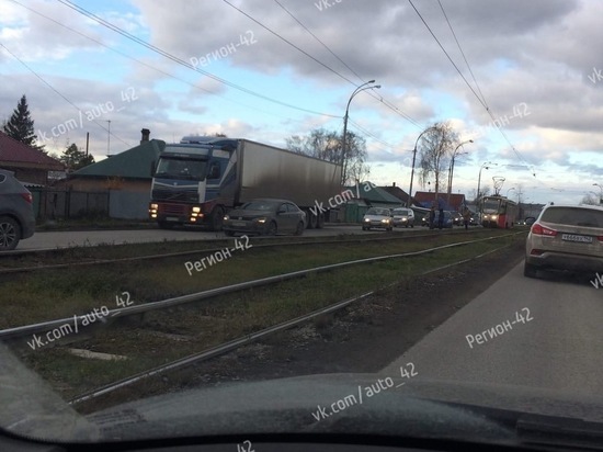 Фура и легковушка попали в ДТП в Заводском районе Кемерова