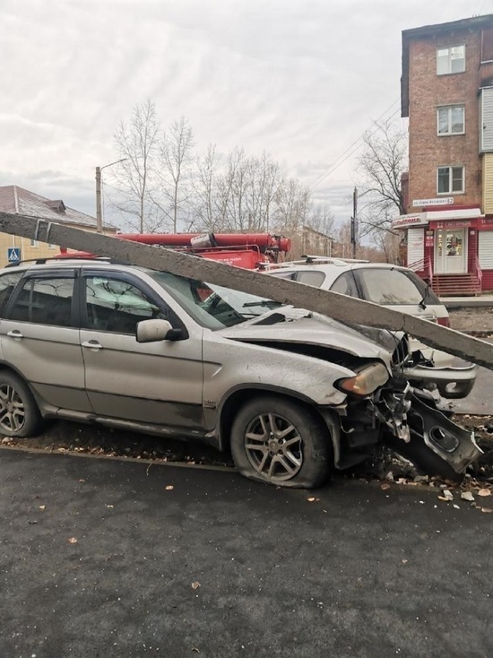 «Столб притяжения»: в Бийске бетонная опора придавила BMW