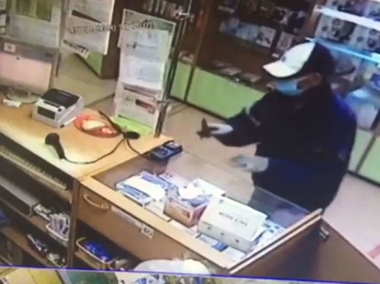Человек в маске ограбил аптеку в Кузбассе