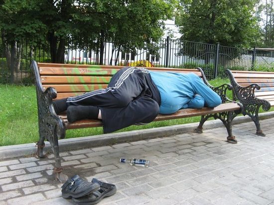В Тверской области мужчина украл два телефона у спящего на скамейке собутыльника