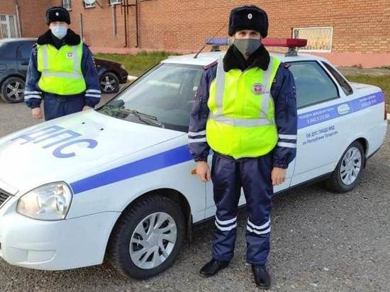 В Татарстане полицейские помогли замерзающей в машине семье с малышом