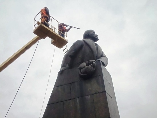 В столице Карелии моют памятники