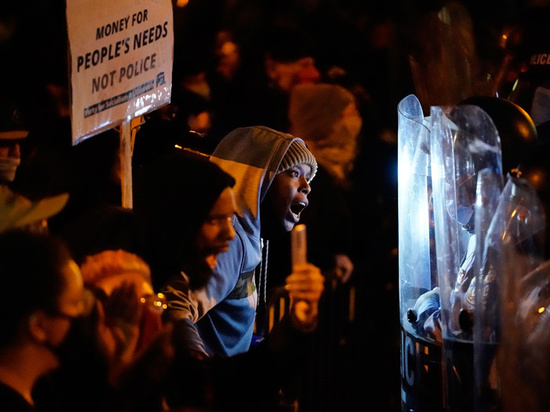В Филадельфии протесты против полицейской жестокости переросли в беспорядки